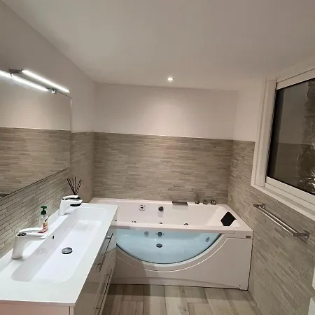 Spacious In With Private Pool *